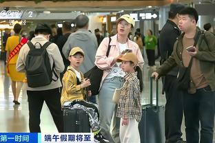 ?高清照来啦！C罗抵达中国第一天笑容满面，坐大巴朝球迷比耶
